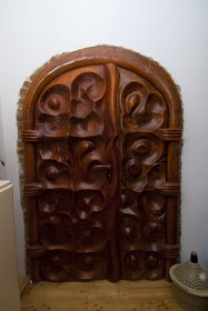 Dřevěné vyřezávané dveře v hotelu