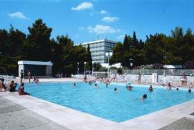 Hotelový bazén který mohou využívat klienti