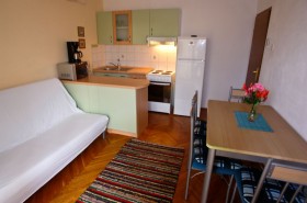 Obývací místnost s kuchyňským koutem
