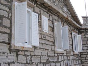 Dobové zdi a okenice
