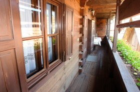Dřevěný balkon podél celého domu