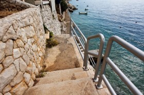 Přístupové schodiště k moři