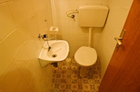 Samostatné WC s umyvadlem v apartmánu