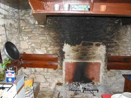V kuchyni je 80 let staré ohniště