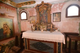 Oltář v kapličce