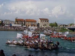 Lodní maraton v letovisku Komarna