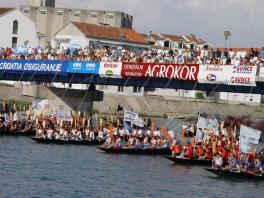 Lodní maraton v letovisku Komarna