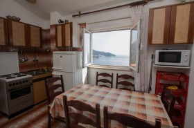 Kuchyně s výhledem na moře