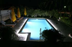 Bazén s nočním osvětlením
