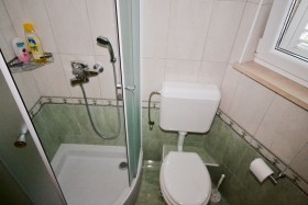 Druhá koupelna se sprchovým koutem a WC