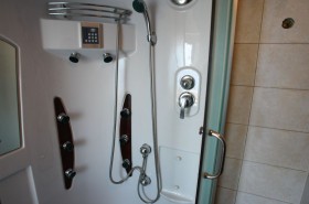 Detail sprchovacieho kúta vo štvrtej kúpeľni