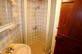 Prvá kúpeľňa so sprchovacím kútom