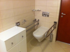 Koupelna v pokoji pro invalidy