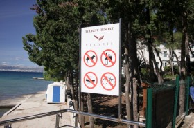 Omezení na pláži na konci letoviska