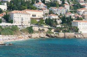 Oblázková pláž v Dubrovniku