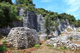 Kamieniołom znajduje się w pobliżu letniska Splitska