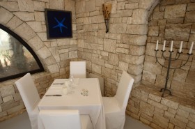 Kamenné zdi dodávají restauracii styll