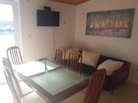 Obývací pokoj s pohovkou s jídelním koutem 