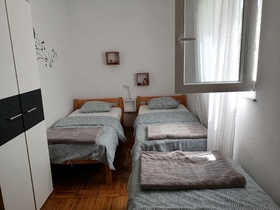 Druhá ložnice se třemi jednolůžkovými posteli