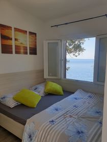 Manželská postel s výhledem na moře