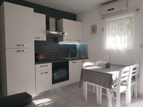 Obývací pokoj s kuchyňským a jídelním koutem