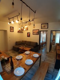 Obývací prostor s kuchyňským a jídelním koutem 