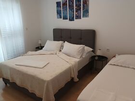 Ložnice s manželskou postelí a samostatnou postelí