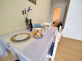 Jídelní stůl v kuchyni