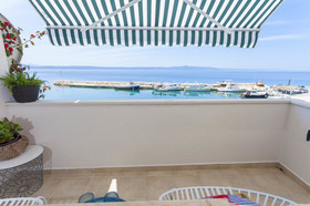 Balkon s výhledem na moře a přistav