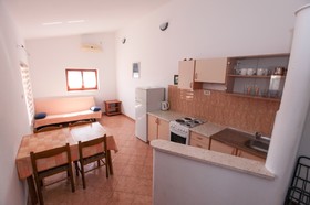Pohled na obývací část a kuchyň