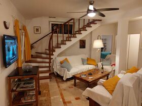 Posezení v obývacím pokoji a schody do patra