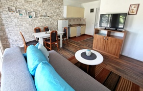 Obývací pokoj s jídelním a kuchyňským koutem