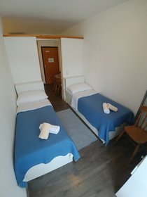 2 postele v obývacím pokoji