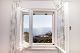 Výhled na moře z okna ložnice