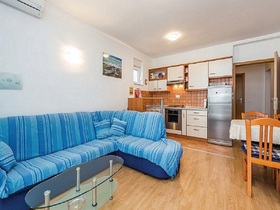 Obývací pokoj s kuchyňským koutem 