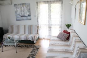 Obývací pokoj se dvěma rozkládacíma pohovkama