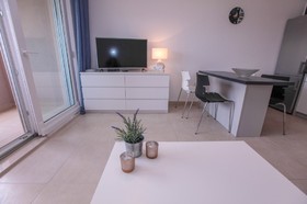 Obývací pokoj vybaven TV