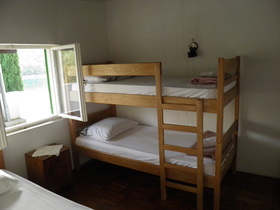 První ložnice s patrovou postelí a jedlonůžkem