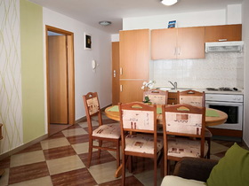 Pohled na kuchyň z obývací částy