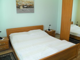 Manželská postel v ložnici