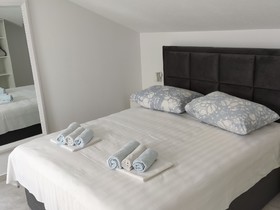 Manželská postel v ložnici