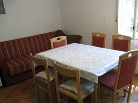 Jídelní stůl a obývák